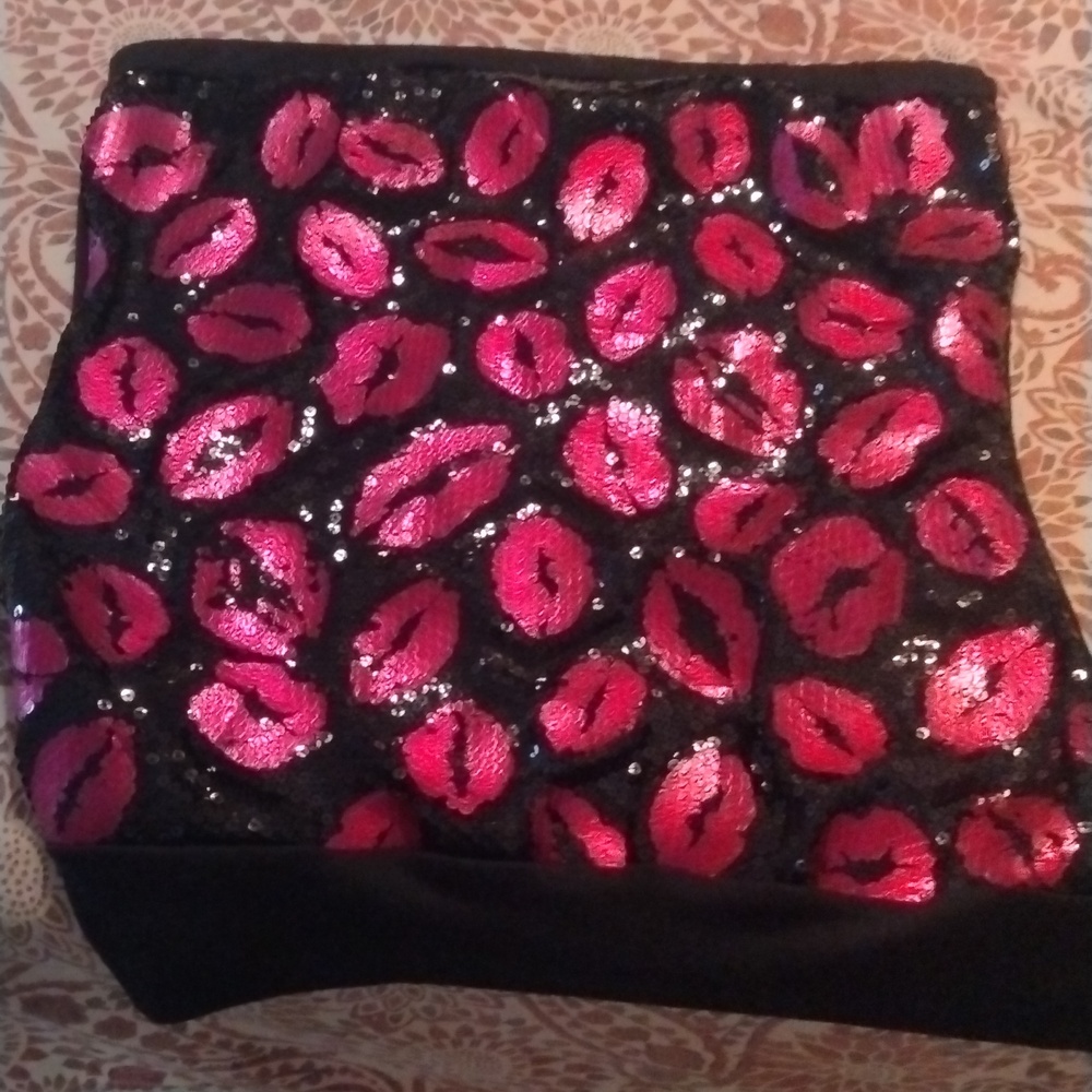 Black to top with lips red